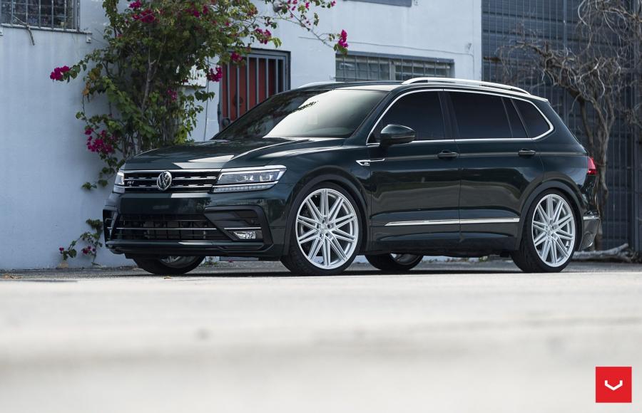  Volkswagen Tiguan R-Line on Vossen Wheels (CV10) 2019 года  (фото 9 из 36)